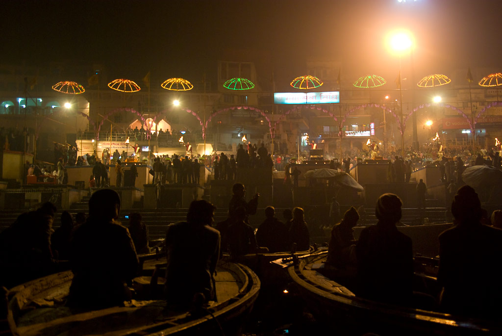 Ganga Arti vid Ganges i Varanasi (Benares)