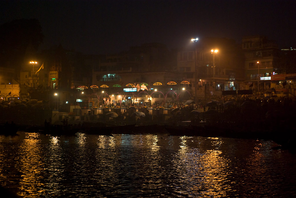Ganga Arti vid Ganges i Varanasi (Benares)