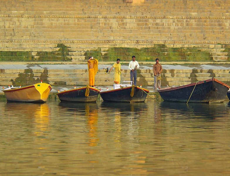Båtar i Ganges i Varanasi