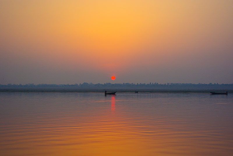 Soluppgång över Ganges i Varanasi