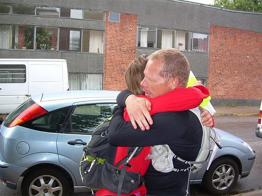 Björn och Krisina i omfamning efer bragd