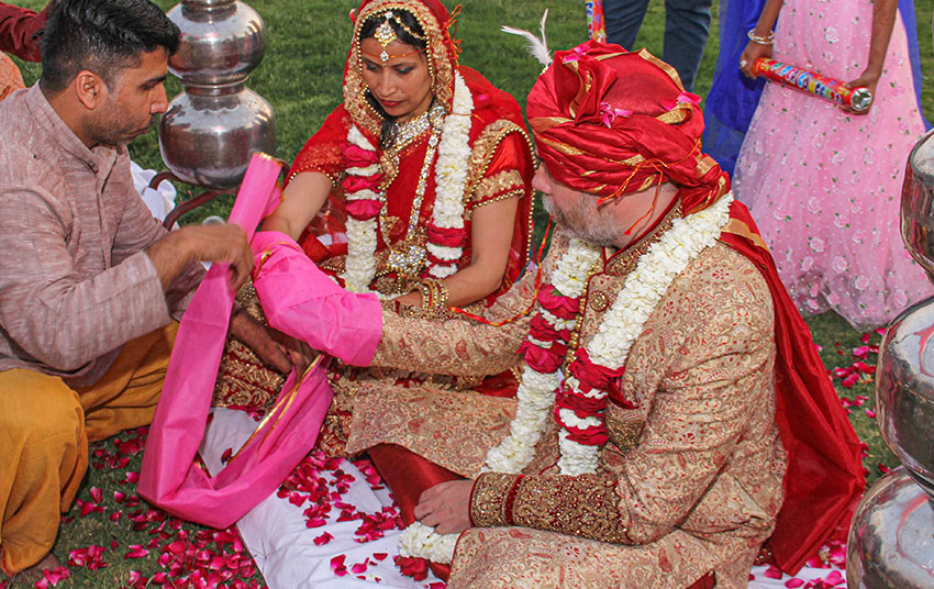 Händerna knyts samman