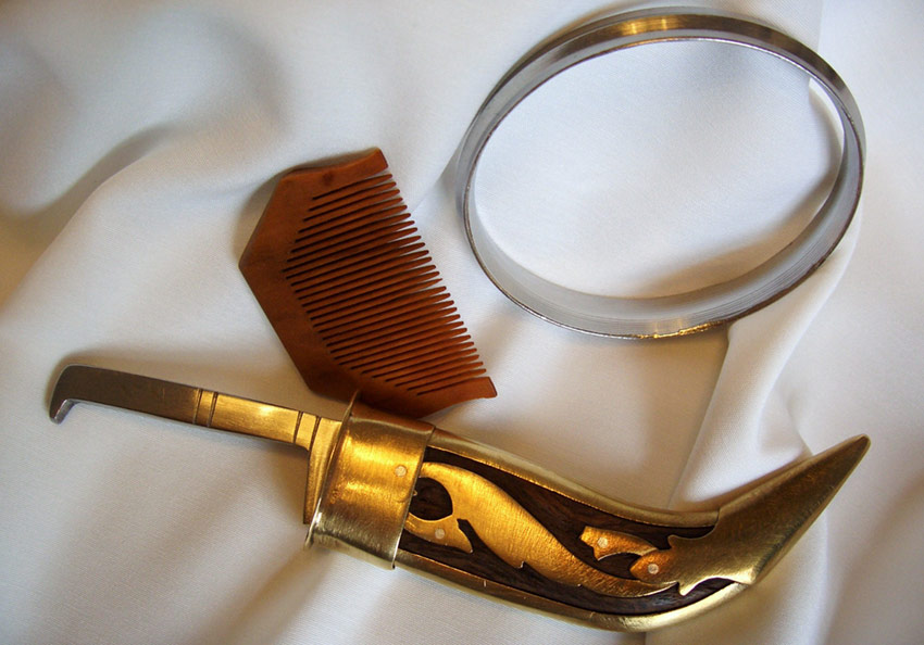 kammen, armbandet och en dolk