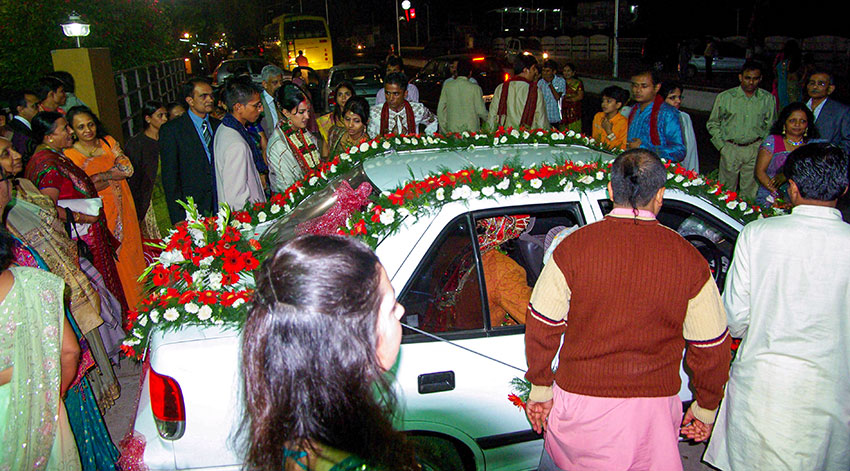 Stoppad bil efter bröllop