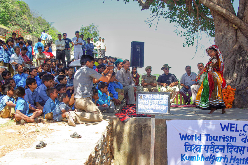 "Tribal dance" på världsturitstdagen i Kumbhagarh