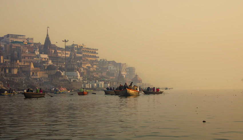 Vy över Varanasi från Ganges