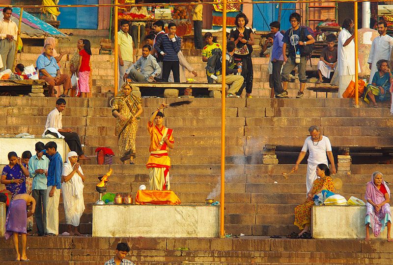 Morgonbön vid Ganges i Varanasi