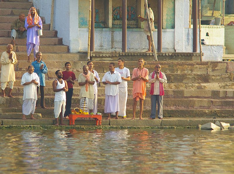 Morgonbön vid Ganges i Varanasi