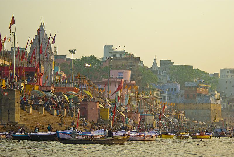 Vid ganges strand i Varanasi