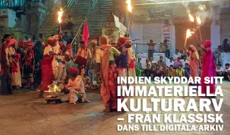 Spontan folklig teaterföreställning på en gata i Rajasthan, med traditionell dans, eld och engagerad publik. Ett uttryck för Indiens immateriella kulturarv.
